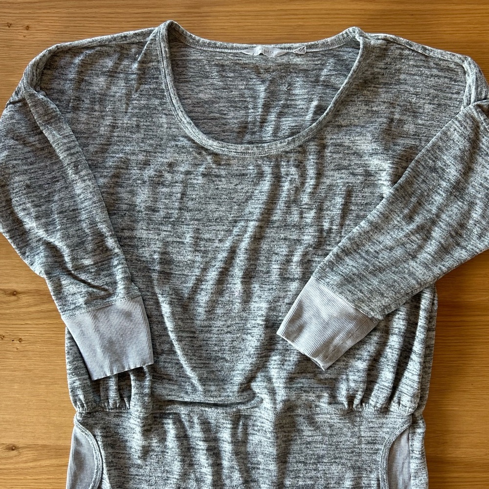 Athleta Casual Heathered Gray Long Sleeve Pullover with Pockets